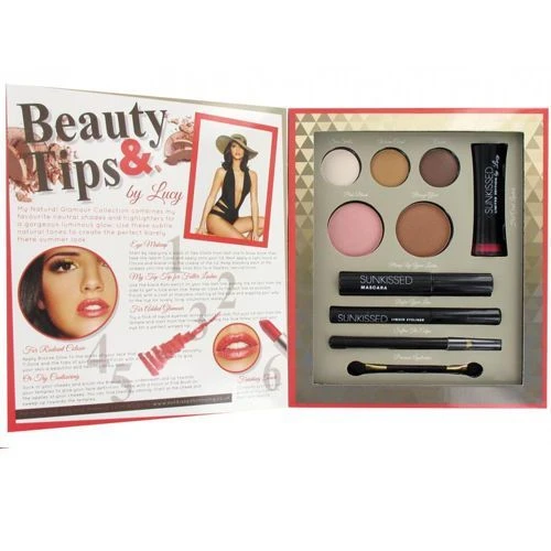Sunkissed By Lucy Get The Look: Natural Glamour Confezione Regalo 3 X Ombretti + Blusher + Bronzer + Mascara Nero + Eyeliner Liquido Nero + Khol Matita Occhi Nera + Rossetto + Applicatore 3 Sunkissed By Lucy Get The Look: Natural Glamour Confezione Regalo 3 X Ombretti + Blusher + Bronzer + Mascara Nero + Eyeliner Liquido Nero + Khol Matita Occhi Nera + Rossetto + Applicatore