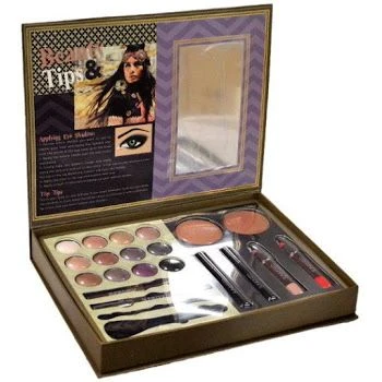 Sunkissed Moroccan Escape Saharan Beauty Confezione Regalo 12 X 2.8g Ombretti + 2 X 13g Fard + 5.5ml Mascara Nero + 2 X 3.3g Matite Labbra + 1.2g Matita Occhi Nera + 6.5ml Eyeliner Liquido Nero + 1.2g Matita Sopracciglia + Applicatore + Pennello Fard 3 Sunkissed Moroccan Escape Saharan Beauty Confezione Regalo 12 X 2.8g Ombretti + 2 X 13g Fard + 5.5ml Mascara Nero + 2 X 3.3g Matite Labbra + 1.2g Matita Occhi Nera + 6.5ml Eyeliner Liquido Nero + 1.2g Matita Sopracciglia + Applicatore + Pennello Fard